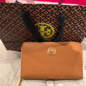 [NWT] Tory Burch Robinson mini Continental Wallet